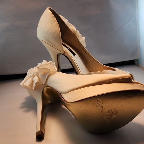 New Nina Ivory Platform Ruffle and Beaded Embellished Pump Size 9M - Picture 6 of 10